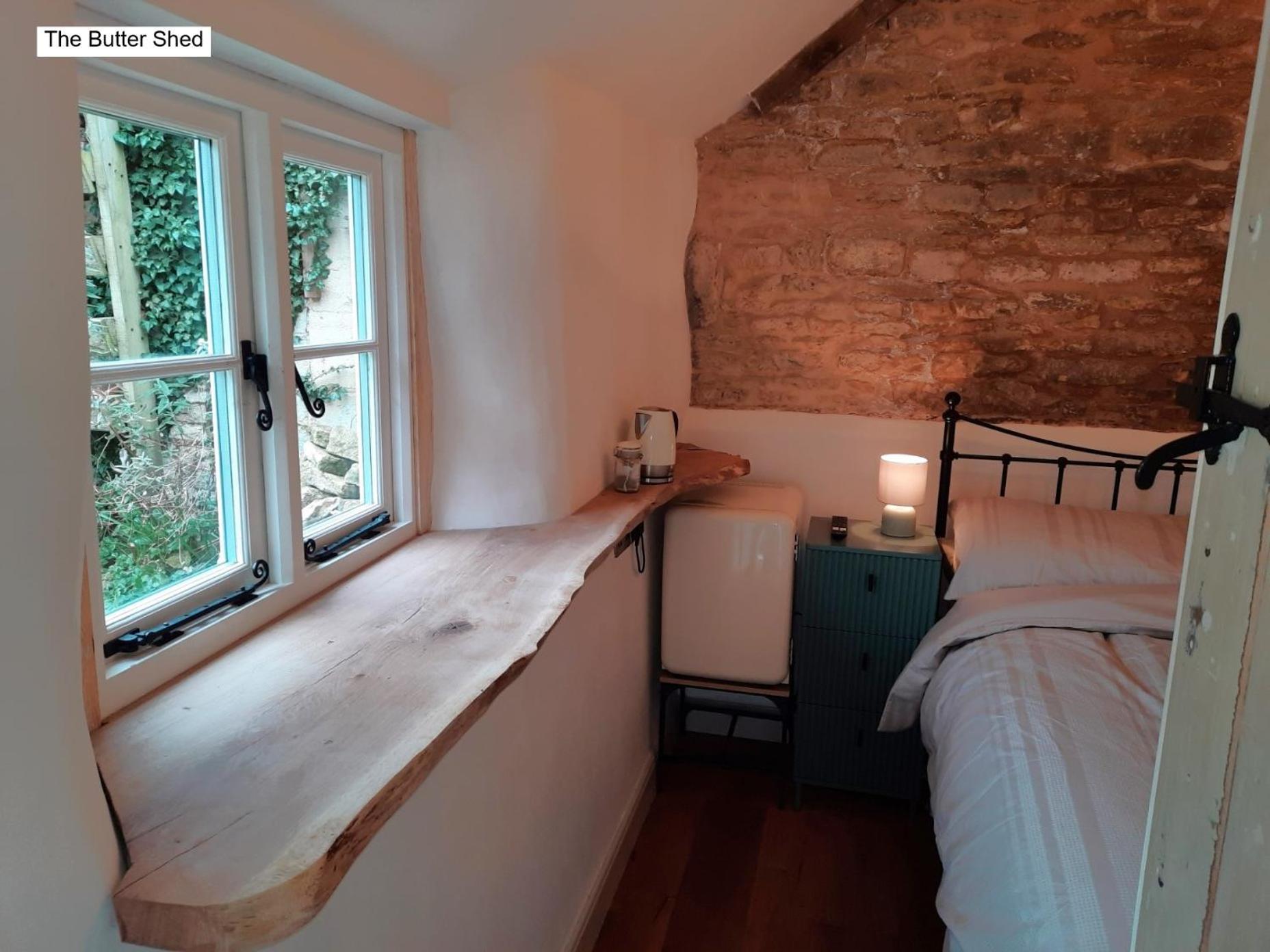 Luckington Cotswold Cottage Bed & Breakfast المظهر الخارجي الصورة